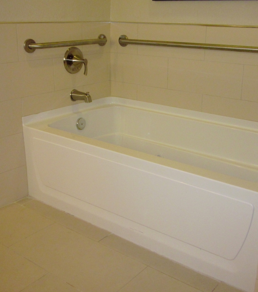 Accessible bath tub